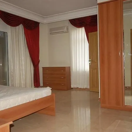 Βίλα Riverside Triplex With Garden & Pool