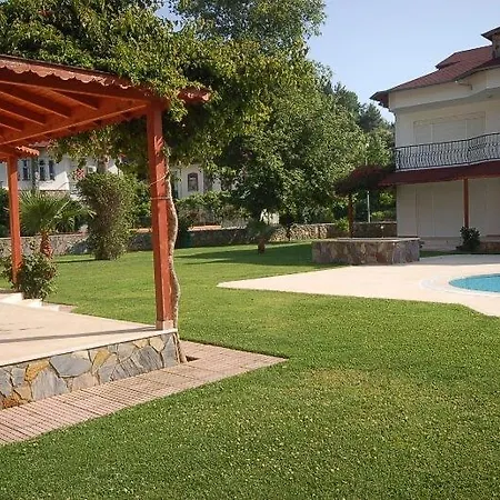 Riverside Triplex With Garden & Pool Βίλα *