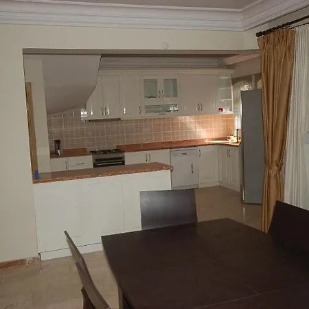 Riverside Triplex With Garden & Pool *