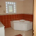 Vilă Riverside Triplex With Garden & Pool *