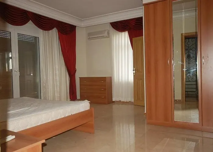 Villa Riverside Triplex With Garden & Pool