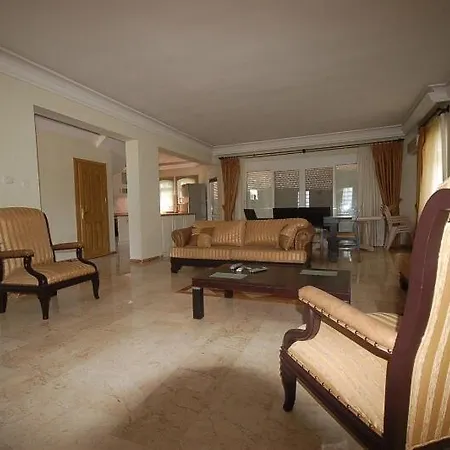 Riverside Triplex With Garden & Pool *