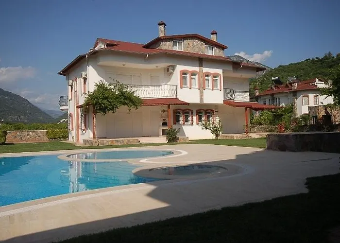 فيلة Riverside Triplex With Garden & Pool