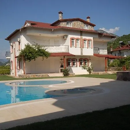 ヴィラ Riverside Triplex With Garden & Pool